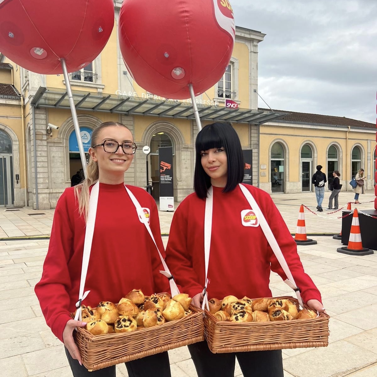 Crown Agency a placé deux hôtesses afin de réaliser une distribution de viennoiserie pour Radio Scoop.