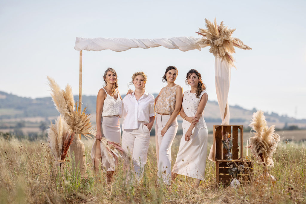 Shooting photo de Crown Agency dans un champ de blé à Genilac pour la rentrée, avec une mise en scène élégante et une équipe stylée.