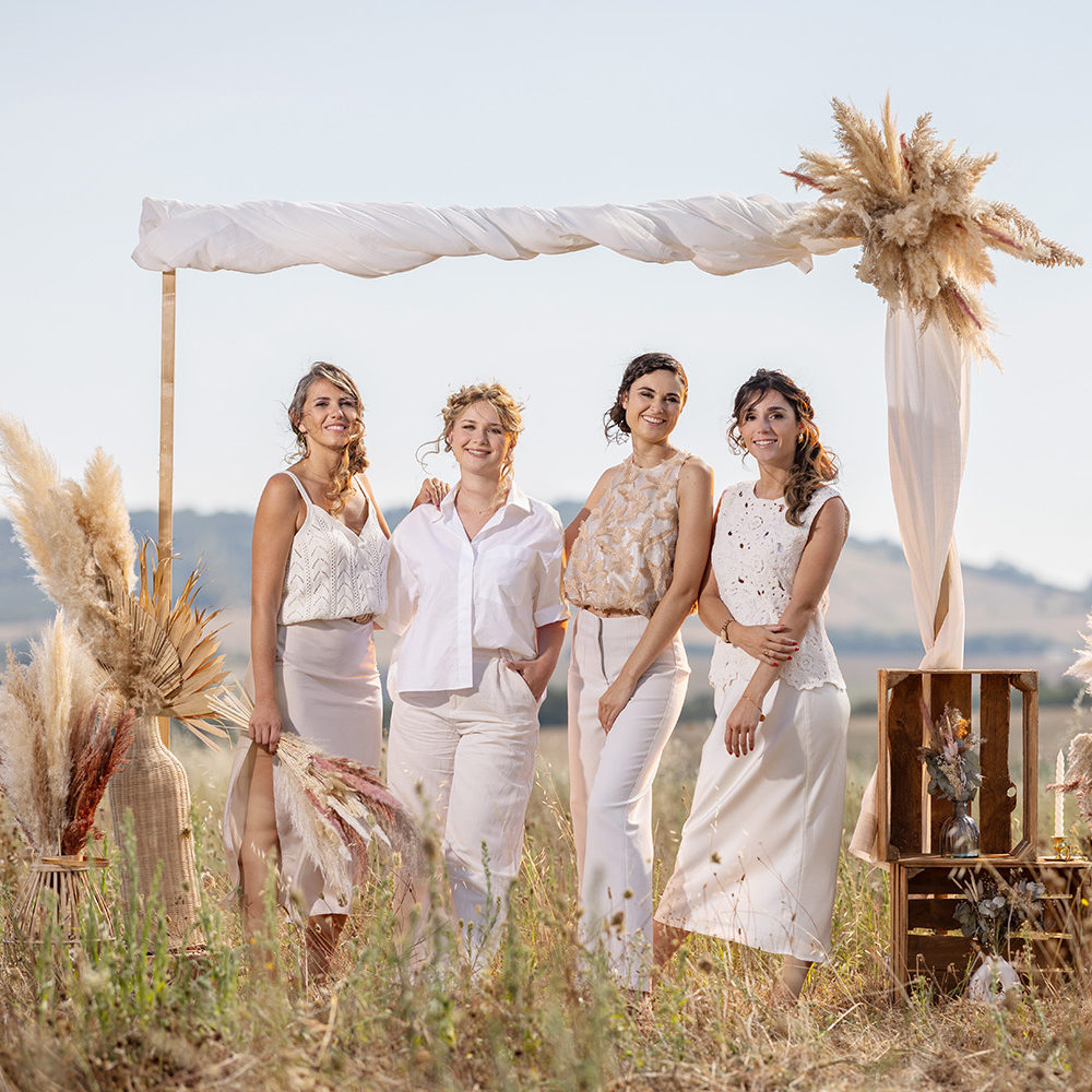 Shooting photo de Crown Agency dans un champ de blé à Genilac pour la rentrée, avec une mise en scène élégante et une équipe stylée.